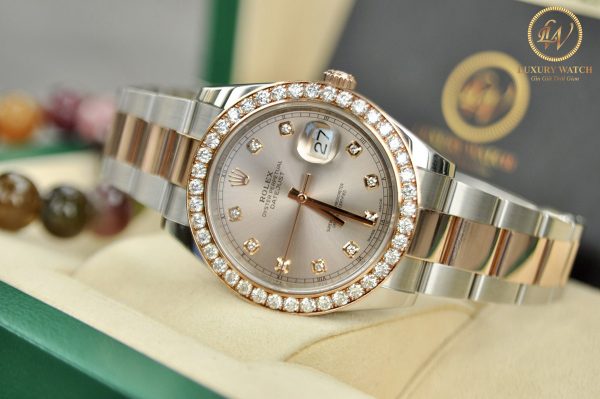 Đồng hồ Rolex Datejust II 126331 cũ mặt tia hồng cọc số niềng kim cương demi vàng 18k size 41mm. Chiếc đồng hồ Rolex Datejust II 126331 với thiết kế sang trọng mạnh mẽ cho các quý ông 11