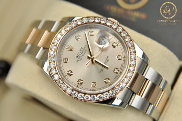 Đồng hồ Rolex Datejust II 126331 cũ mặt tia hồng cọc số niềng kim cương demi vàng 18k size 41mm. Chiếc đồng hồ Rolex Datejust II 126331 với thiết kế sang trọng mạnh mẽ cho các quý ông 3