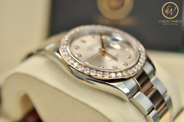 Đồng hồ Rolex Datejust II 126331 cũ mặt tia hồng cọc số niềng kim cương demi vàng 18k size 41mm. Chiếc đồng hồ Rolex Datejust II 126331 với thiết kế sang trọng mạnh mẽ cho các quý ông 4