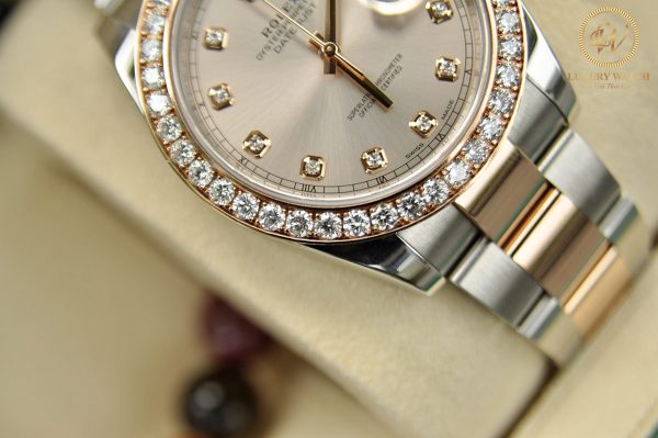 Đồng hồ Rolex Datejust II 126331 cũ mặt tia hồng cọc số niềng kim cương demi vàng 18k size 41mm. Chiếc đồng hồ Rolex Datejust II 126331 với thiết kế sang trọng mạnh mẽ cho các quý ông 5
