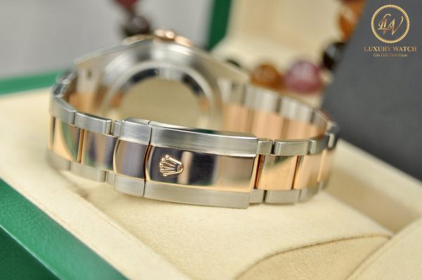 Đồng hồ Rolex Datejust II 126331 cũ mặt tia hồng cọc số niềng kim cương demi vàng 18k size 41mm. Chiếc đồng hồ Rolex Datejust II 126331 với thiết kế sang trọng mạnh mẽ cho các quý ông 9