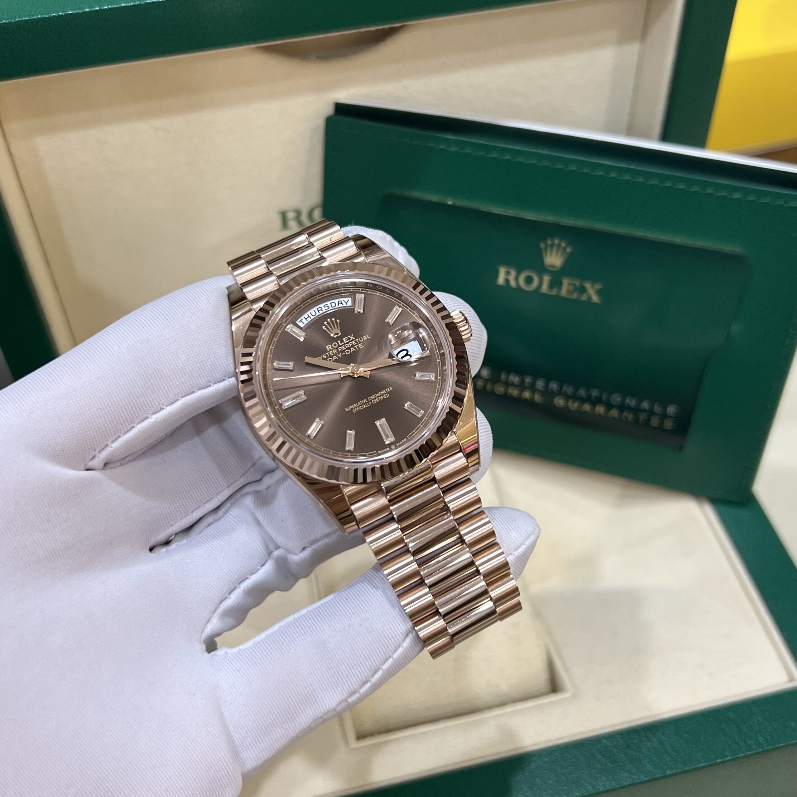 Dong ho Rolex Day Date 40mm 228235 Chocolate Dial Everose Gold 1 scaled